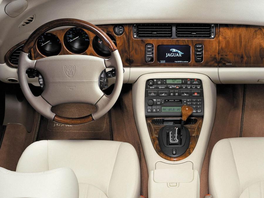  Jaguar XK8 Convertible 2003 года  (фото 2 из 2)